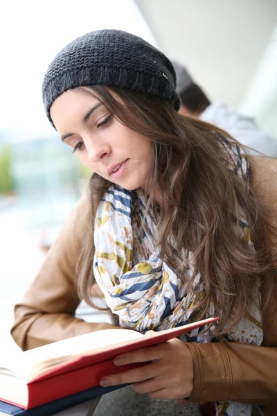 Student meisje leesboek — Stockfoto