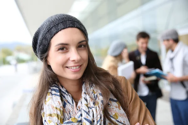 Hermoso estudiante de pie afuera — Foto de Stock