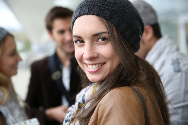 Schöne Studentin, die draußen steht — Stockfoto