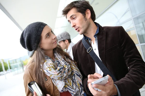 Junge Menschen nutzen Smartphone — Stockfoto