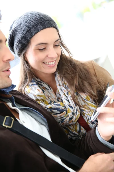 Young people using smartphone — Stock Photo, Image