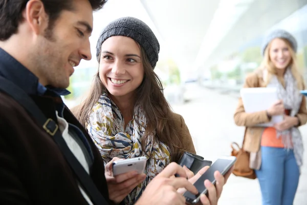 Jonge mensen met behulp van smartphone — Stockfoto