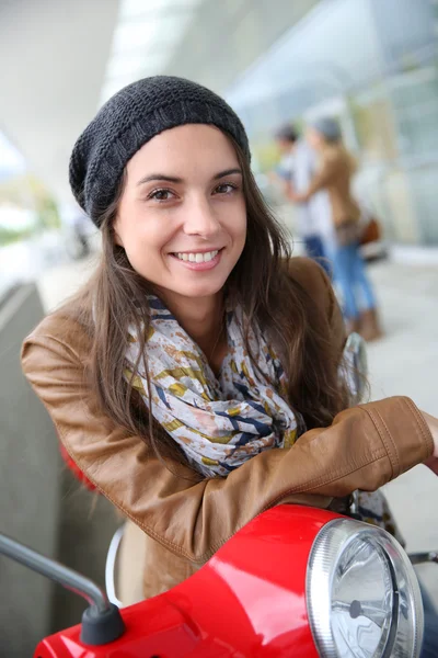 Mujer joven sentada en scooter — Foto de Stock