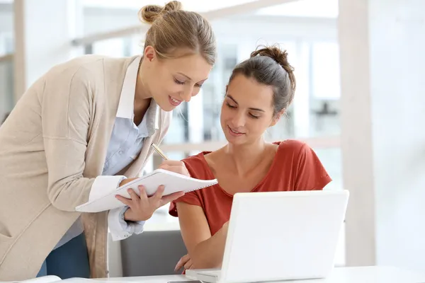 Businesswomen working together on laptop — Stock Photo, Image