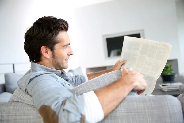 Guy a casa a leggere il giornale — Foto Stock