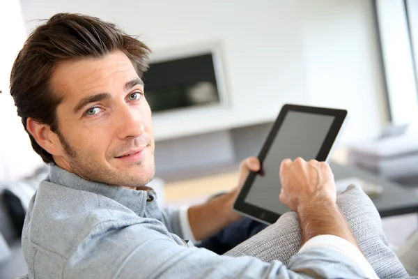Homme à la maison en utilisant une tablette numérique — Photo
