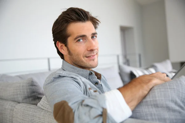 Homem relaxante no sofá — Fotografia de Stock