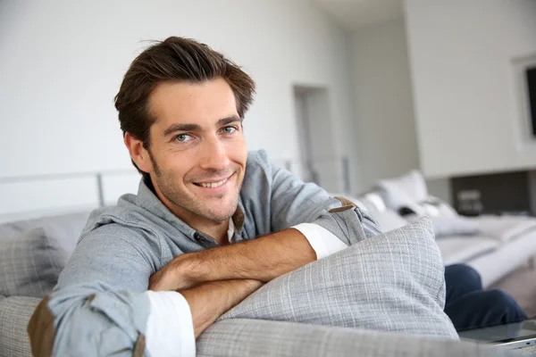 Homem relaxante no sofá — Fotografia de Stock