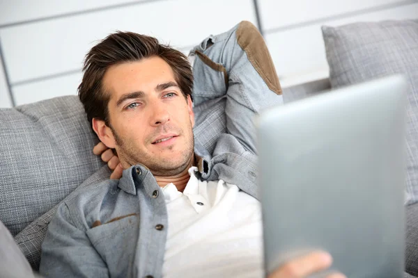 Mann zu Hause mit digitalem Tablet — Stockfoto