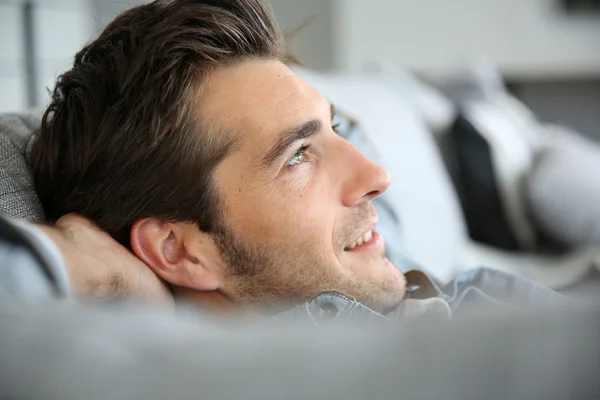 Mann entspannt sich auf Sofa — Stockfoto