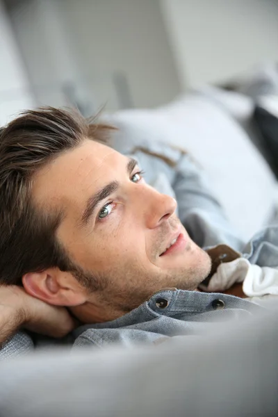 Hombre relajante en sofá — Foto de Stock