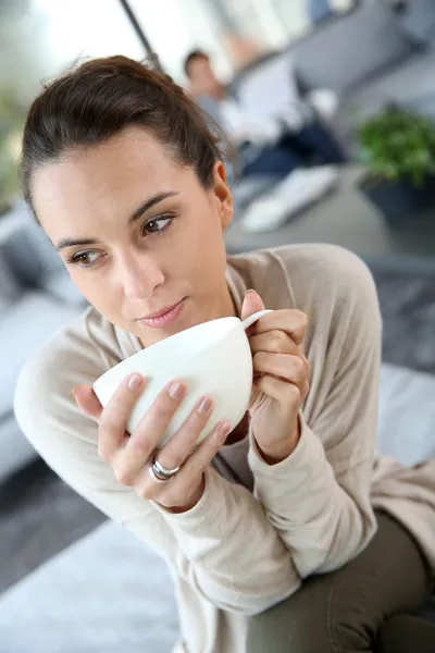 Wanita minum teh — Stok Foto