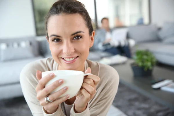 Frau trinkt Tee — Stockfoto