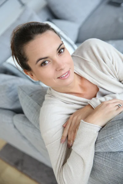 Mulher relaxante na sala de estar — Fotografia de Stock