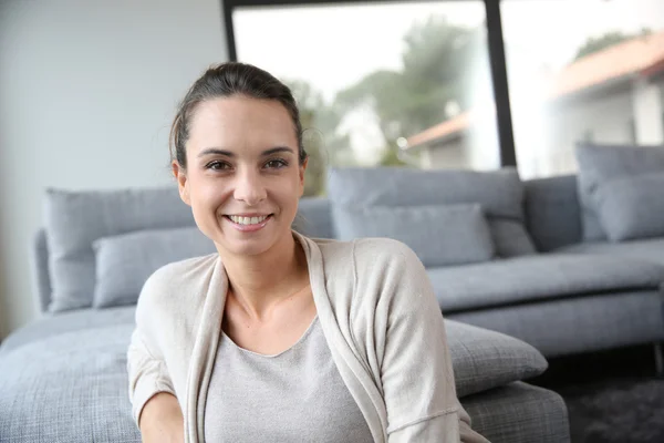 Femme relaxante à la maison — Photo