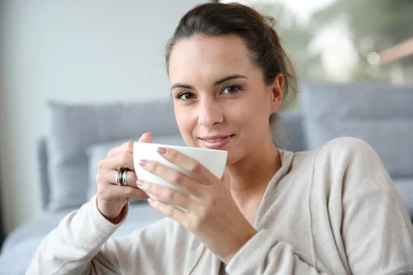 Mulher relaxante em casa com xícara de chá — Fotografia de Stock