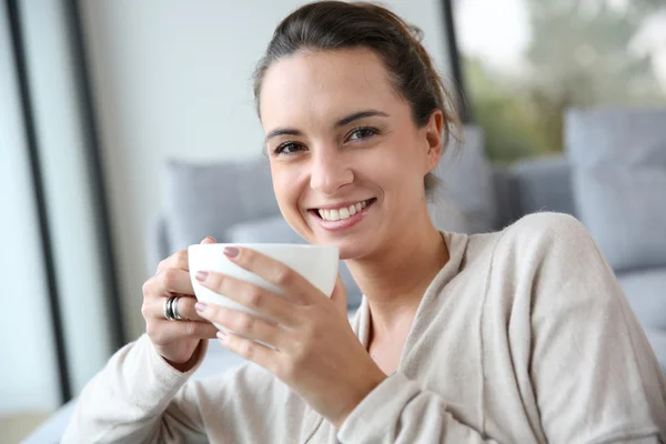 Mulher relaxante em casa com xícara de chá — Fotografia de Stock