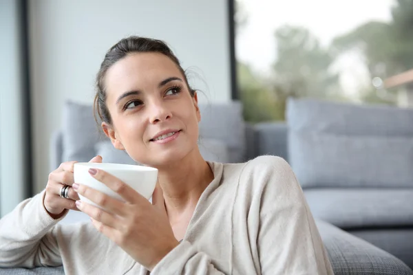 女人在家中休息，喝杯茶 — 图库照片