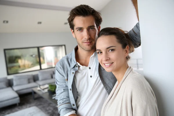 Smiling couple relaxing at home — Stock Photo, Image