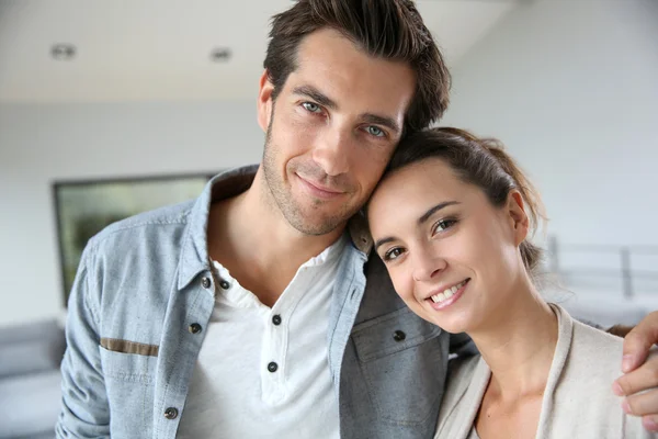 Sonriente pareja relajándose en casa —  Fotos de Stock