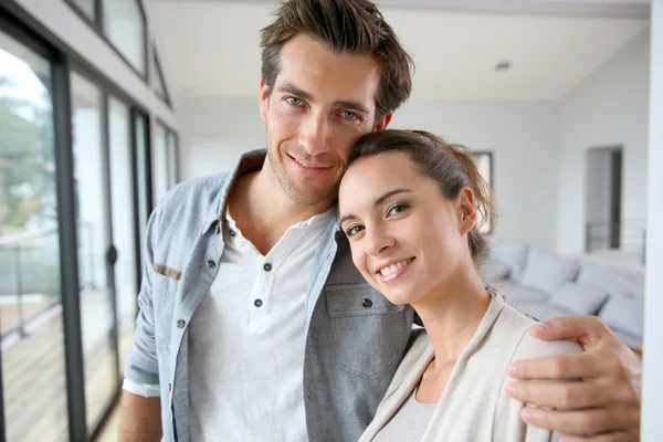 Lächelndes Paar entspannt sich zu Hause — Stockfoto