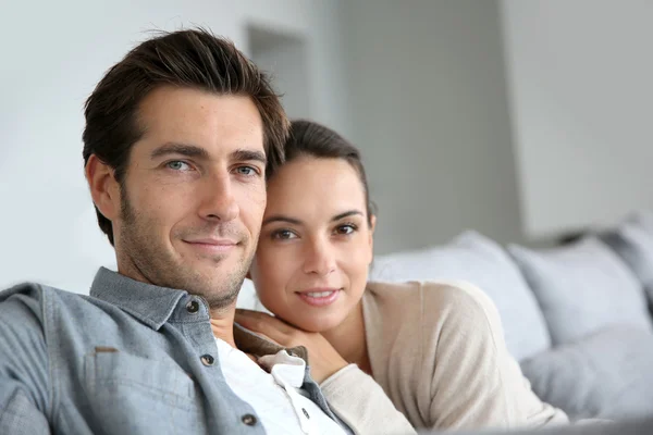 Casal em casa relaxando no sofá — Fotografia de Stock