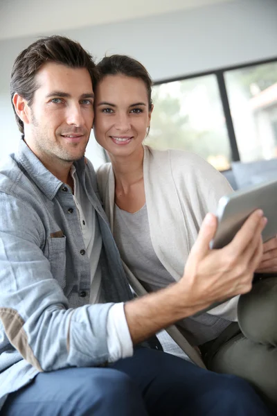 Couple websurfing on the net — Stock Photo, Image