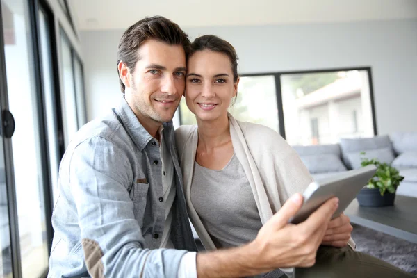 Couple websurfing on the net — Stock Photo, Image