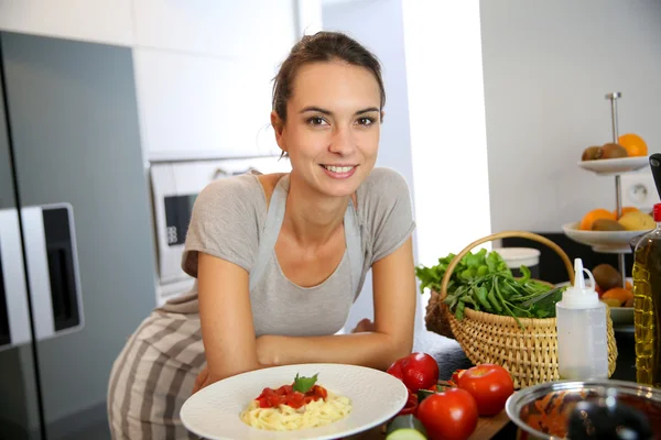 Mujer preparando plato de pasta — Foto de Stock