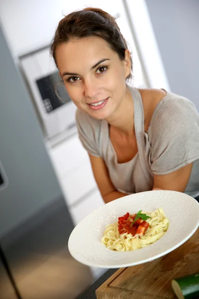 Woman preparing pasta dish — Stock Photo, Image