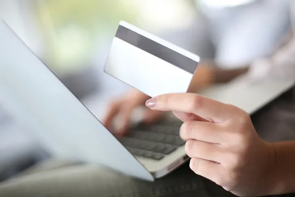 Рука тримає кредитну картку, щоб купити онлайн — стокове фото