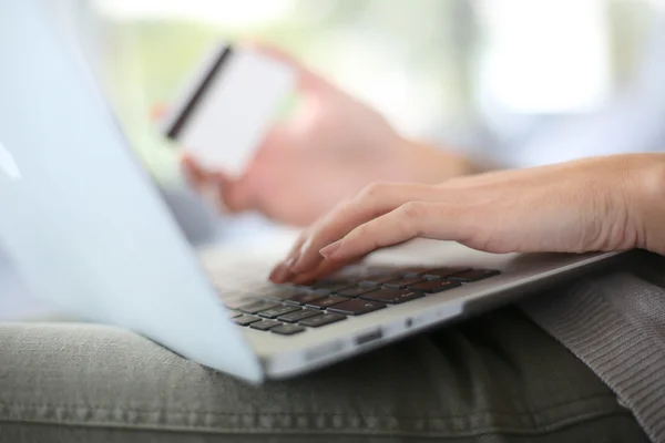 Hand met credit card te koop online — Stockfoto