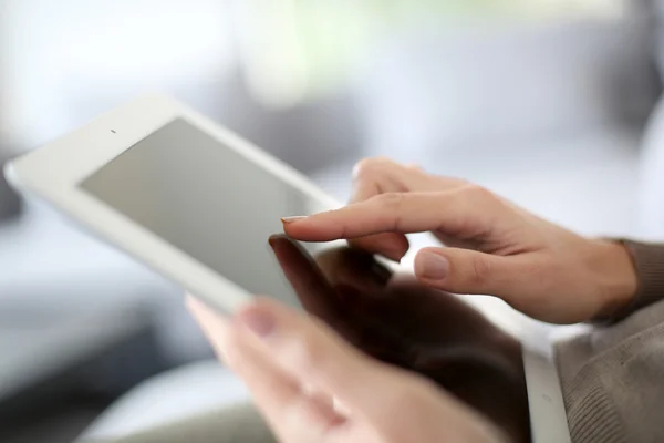 Handgleiten auf digitalem Tablet — Stockfoto