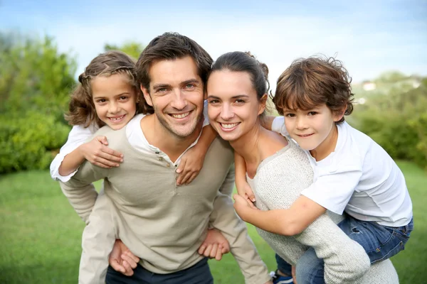 Ouders geven meeliften aan kinderen — Stockfoto