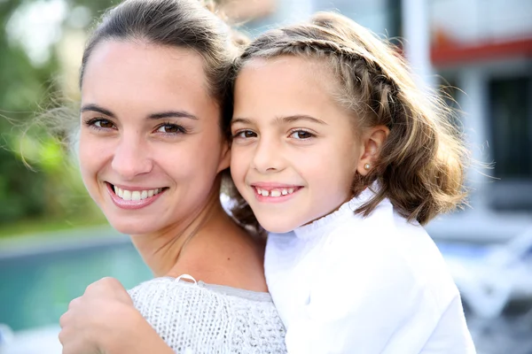 Sevimli küçük kız ile anne — Stok fotoğraf