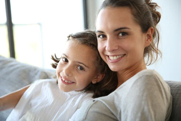 Mamma med liten flicka läsa bok — Stockfoto