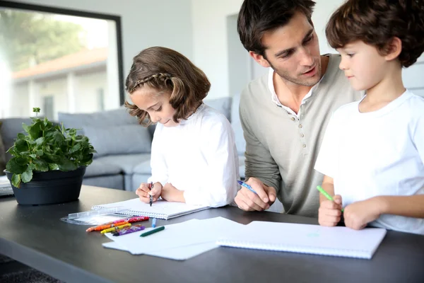 Papà si diverte con i bambini disegno — Foto Stock