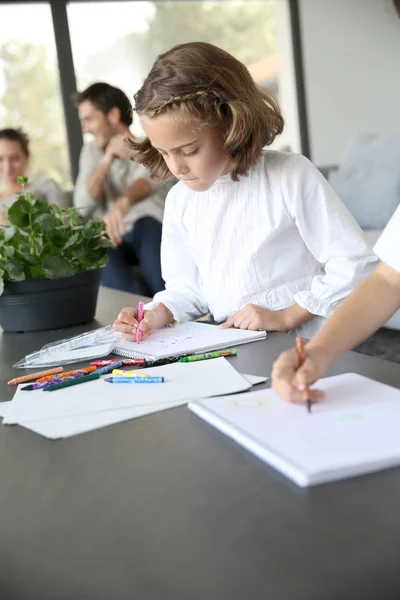 Enfants à la maison dessin — Photo