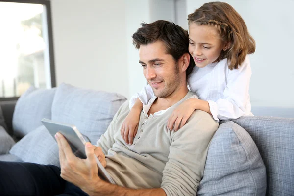 Man met dochter spelen met digitale tablet — Stockfoto