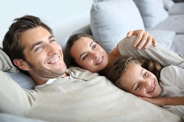 Parents with little girl in couch — Stock Photo, Image