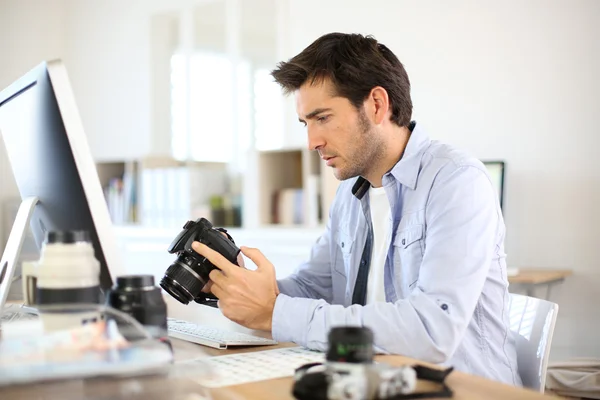 Fotografo che lavora su computer desktop — Foto Stock