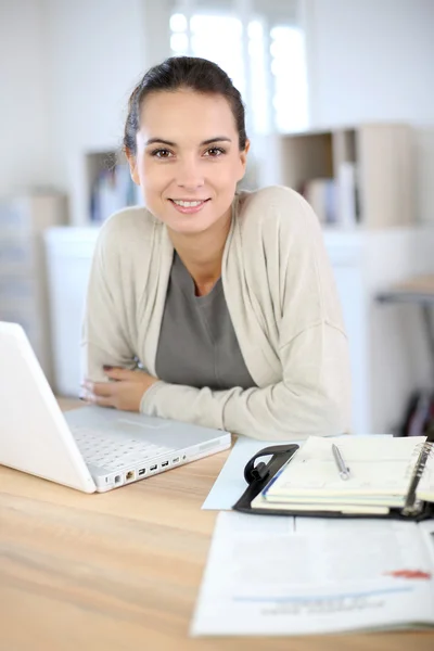 Vrouw die werkt in office op laptop — Stockfoto