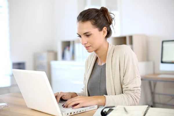 Vrouw die werkt in office op laptop — Stockfoto