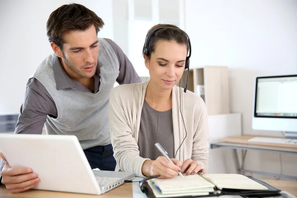 Persone che lavorano nel servizio clienti — Foto Stock