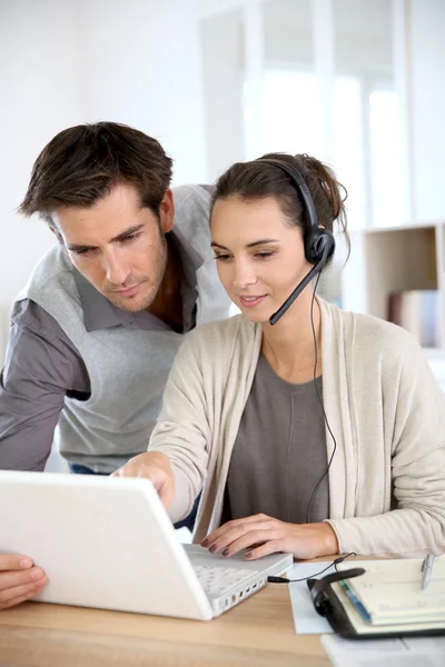 Persone che lavorano nel servizio clienti — Foto Stock