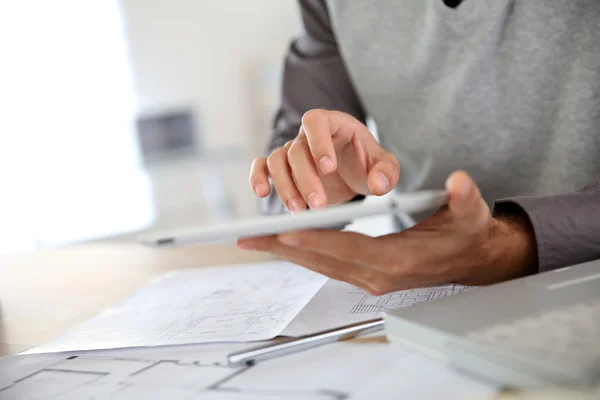 Man's hand using digital tablet — Stock Photo, Image