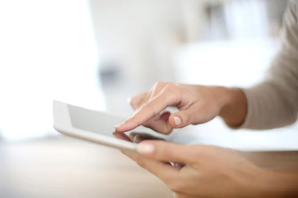 Frauenhand rutscht auf Tablet-Bildschirm — Stockfoto