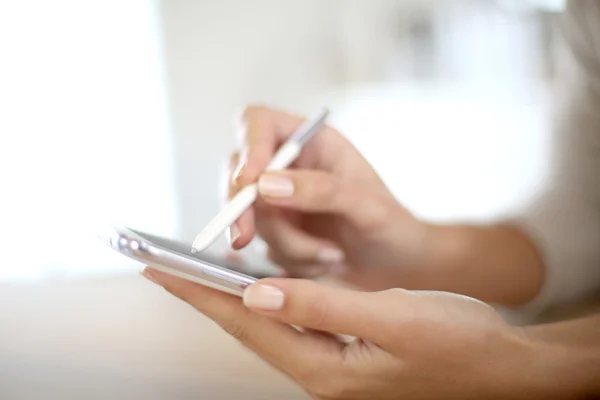 La mano de la mujer usando smartphone — Foto de Stock