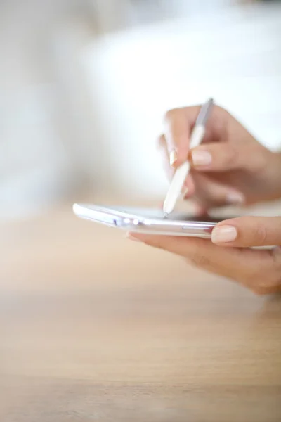 Ženská ruka pomocí chytrého telefonu — Stock fotografie