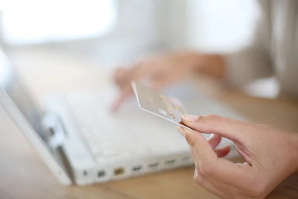 Hand holding credit card — Stock Photo, Image